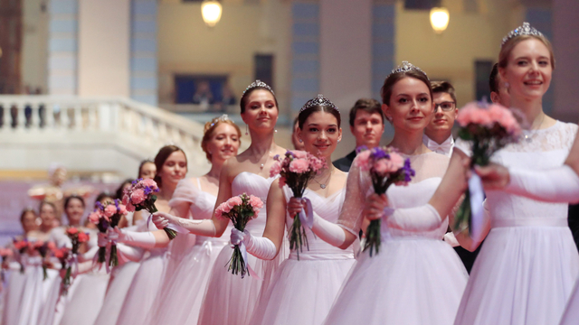Penari di Viennese Ball di Moskow. Foto: REUTERS/Evgenia Novozhenina
