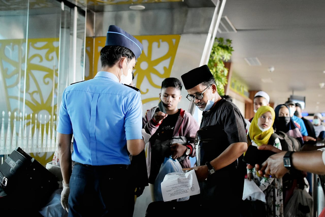 Santri asal Kalbar yang hendak pulang ke pesantren di Jawa Timur saat menjalani pemeriksaan sebelum masuk ke ruang Check In Bandara Supadio Pontianak. Foto: Lukman Hakim Mauli