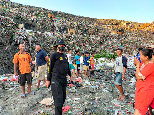 Seorang Pemulung Meninggal Tertimbun Tumpukan Gunungan Sampah di TPA (191511)