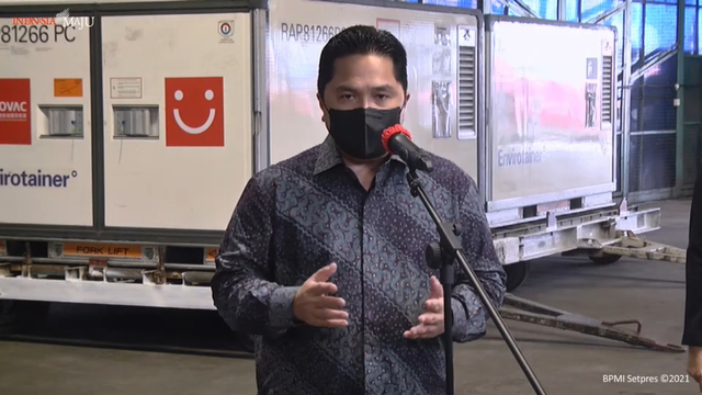 Menteri BUMN Erick Thohir meninjau kedatangan vaksin corona Sinovac di Terminal Cargo Bandara Soekarno Hatta, Tangerang, Banten, Senin (31/5). Foto: Youtube/Sekretariat Presiden