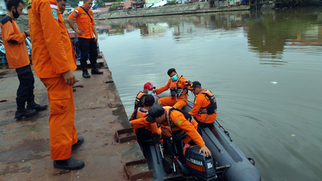 Tim Basarnas Manado saat melakukan pencarian seorang pemuda yang menjadi korban tenggelam di daerah aliran sungai Tondano