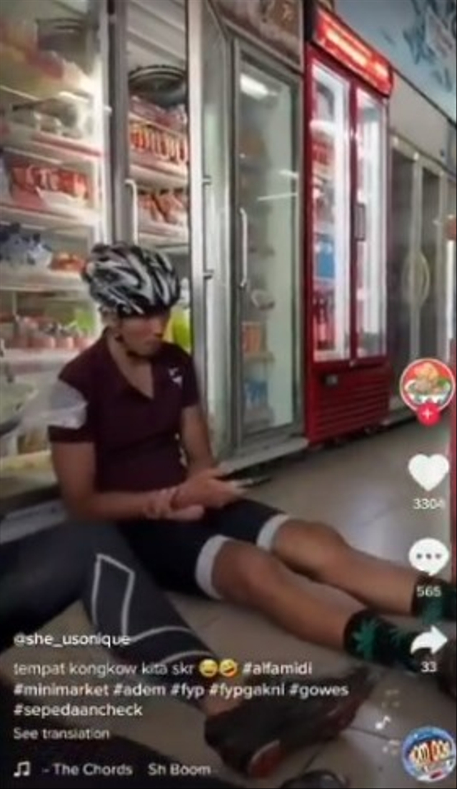 Viral rombongan pesepeda berteduh di dalam minimarket usai gowes menuai hujatan dari warganet. (Foto: Twitter/@kirsnamp4)