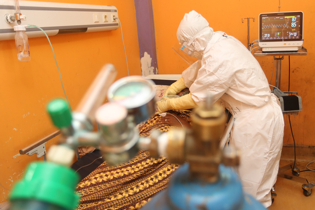 Petugas medis merawat pasien terkonfirmasi positif COVID-19 di Aceh. Foto: ANTARA FOTO/Syifa Yulinnas