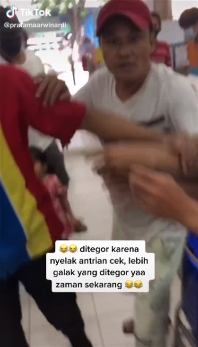 Viral momen seorang pria ngamuk di minimarket karena tak terima ditegur hingga kejar-kejaran. (Foto: TikTok/@pratamaarwinardi)