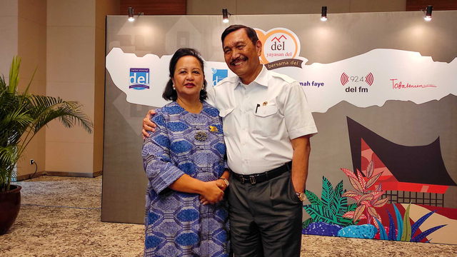 Menko Maritim dan Investasi, Luhut Binsar Pandjaitan bersama sang istri menghadiri peringatan Hut ke-20 Yayasan DEL. Foto: Feby Dwi Sutianto/kumparan