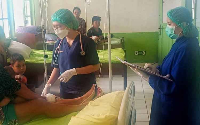 Para korban keracunan makanan di Barito Timur saat dirawat di Puskesmas Ampah.
