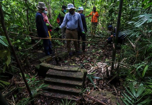 Tim Disbudpar Batam menelusuri jejak peninggalan Belanda di Pulau Boyan.