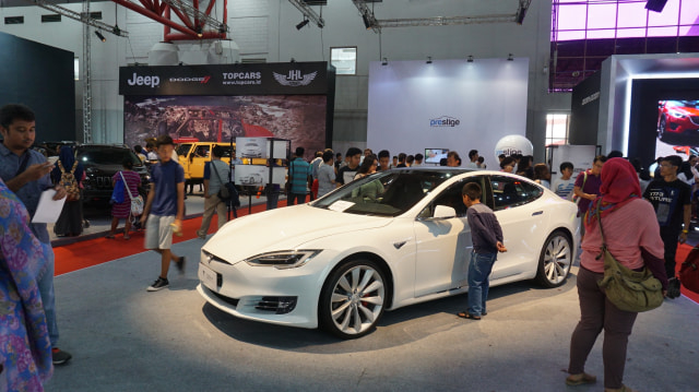 Mobil listrik Tesla Model S. (Foto: Gesit Prayogi/kumparan)