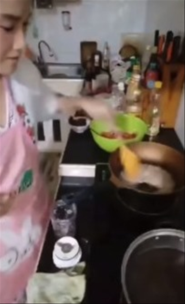 Viral detik-detik chef di Thailand bernama Pimporn meninggal saat siaran langsung tutorial memasak. (Foto: YouTube/Tangkapan Layar @Newtalk)