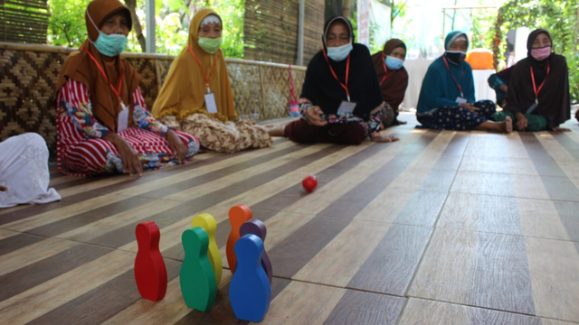 Sejumlah lomba menarik yang diperuntukkan bagi kaum lansia dilaksanakan di Desa Tegalurung, Kecamatan Balongan, Kabupaten Indramayu, Jawa Barat, pada Senin (31/05/2021). (Tomi Indra)