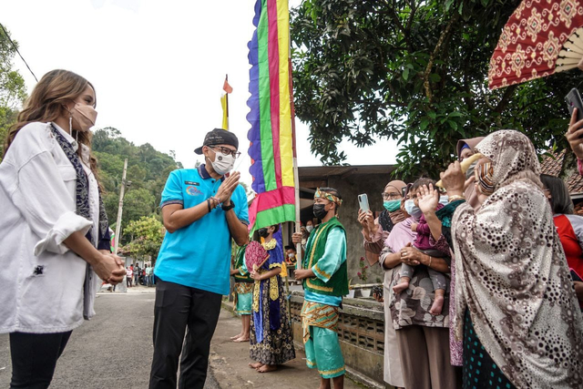 Menteri Pariwisata dan Ekonomi Kreatif Sandiaga Uno saat berkunjung di Desa Wisata Cibuntu Kabupaten Kuningan, Jawa Barat. (Andri Yanto)