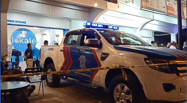 Polisi memasang police line di depan Lokale Bengkayang, setelah seorang karyawannya ditemukan meninggal. Dugaan sementara korban meninggal karena sakit. Foto: Dok Hi!Pontianak 