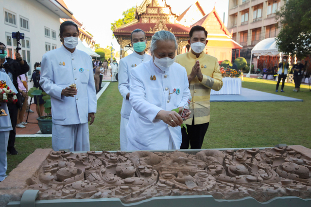 Museum Nasional Bangkok mengadakan upacara untuk merayakan kembalinya dua peninggalan kuno, yang diyakini telah dicuri dari Thailand sekitar 60 tahun lalu. Foto: Soe Zeya Tun/Reuters