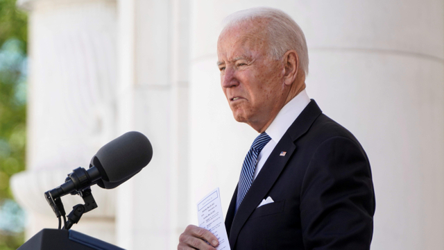 Presiden AS Joe Biden saat menghadiri perayaan Hari Peringatan Nasional di Pemakaman Nasional Arlington di Arlington, Virginia, AS. Foto: Joshua Roberts/Reuters