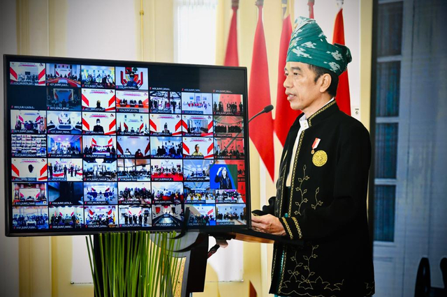 Kenakan Pakaian Adat Tanah Bumbu, Presiden Jokowi Pimpin Upacara Peringatan Hari Lahir Pancasila Tahun 2021. Foto: Dok. Biro Pers Setpres