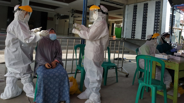 Warga diswab antigen di Cikarang, Kabupaten Bekasi. Foto: Polsek Cikarang Utara