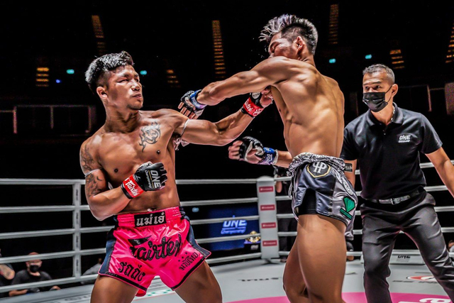 Aksi Rodtang Jitmuangnon (kiri) saat melayangkan pukulan keras pada Petchdam Petchyindee Academy dalam sebuah laga Muay Thai. Foto: ONE Championship