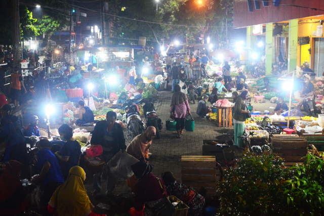 Penjual dan pembeli bertransaksi di pasar pagi Bitingan, Kudus, Jawa Tengah, Selasa (1/6). Foto: Yusuf Nugroho/ANTARA FOTO
