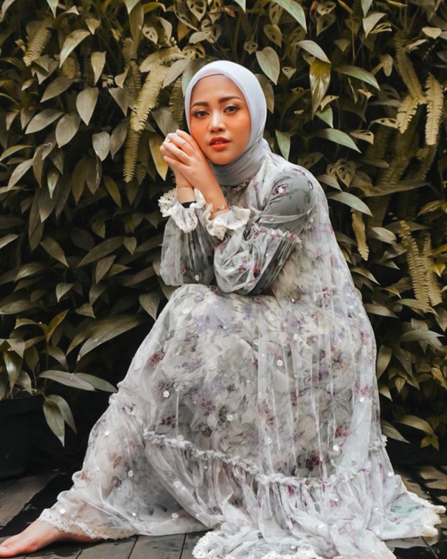 Membandingkan Gaya Steffi Zamora dan Rachel Vennya (10092)