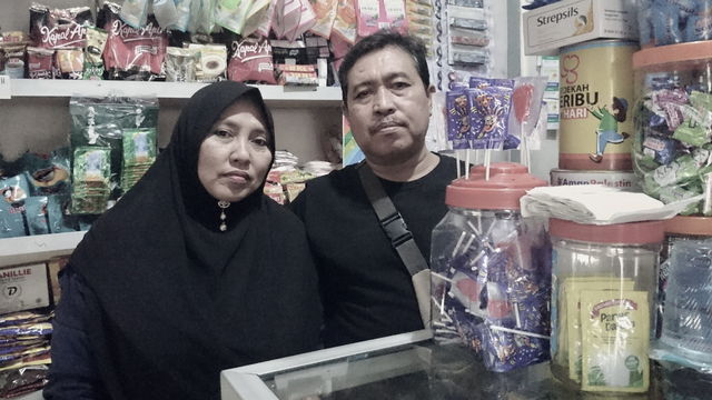 Abdurrohim, 48 tahun dersama istrinya, Sahni, 45 tahun, bekerja di sebuah toko kelontong Madura selama 24 jam penuh di sekitar Jalan Kaliurang KM 5. Foto: Widi Erha Pradana
