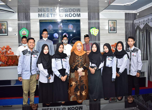 Dekan Fakultas Ekonomi dan Bisnis Universitas Islam Malang, Nur Diana, S.E., M.Si., bersama para mahasiswa Sekolah Pasar Modal Syariah FEB Unisma. dok/FEB Unisma