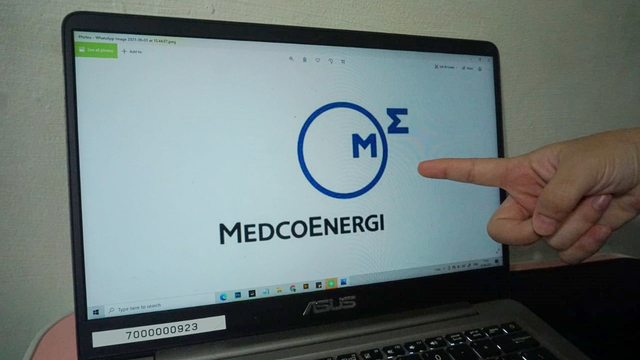 Ilustrasi orang menunjuk logo Medco Energi. Foto: kumparan
