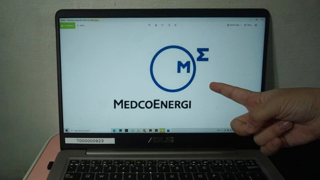 Ilustrasi orang menunjuk logo Medco Energi. Foto: kumparan