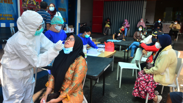 Warga mengikuti rapid test antigen gratis di Alun-alun simpang tujuh, Kudus, Jawa Tengah, Sabtu (29/5).  Foto: Yusuf Nugroho/ANTARA FOTO