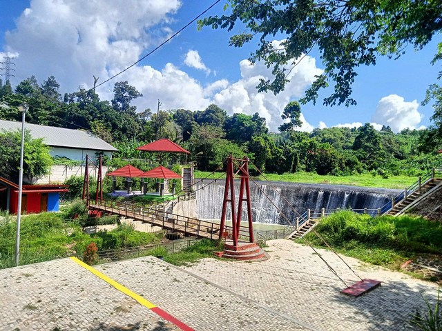 Jembatan merah di destinasi wisata Sumur Putri Bandar Lampung, Selasa (1/6) | Foto : Sidik Aryono/Lampung Geh