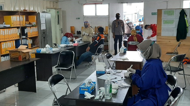 Situasi tempat dilakukannya rapid test antigen terhadap 189 pekerja di lokasi pembangunan PLTG di Desa Nonong, Kecamatan Batui, Kabupaten Banggai, Sulteng. Foto: Istimewa