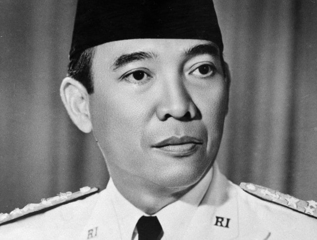 Ilustrasi dekrit presiden yang dikeluarkan Bung Karno. Sumber: Kumparan