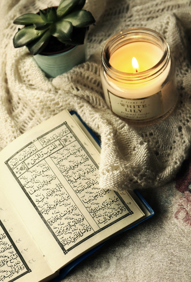 Kitab Al-Quran sumber foto: https://www.pexels.com/