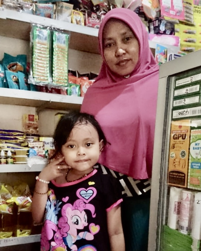 Istri dan anak Abdurrahim, penjaga toko kelontong Madura di Jakal KM.5 Yogya. Foto: Widi Erha Pradana