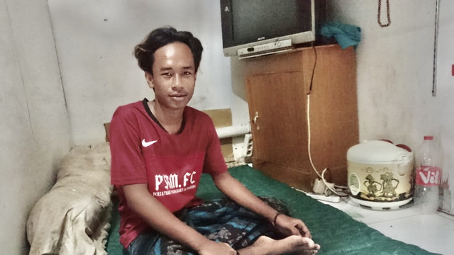 Habib, 16 tahun, anak pertama Amelia. Di ruang yang sempit ini mereka mesti berbagi tidur di antara 5 anggota keluarga. Foto: Widi Erha Pradana.