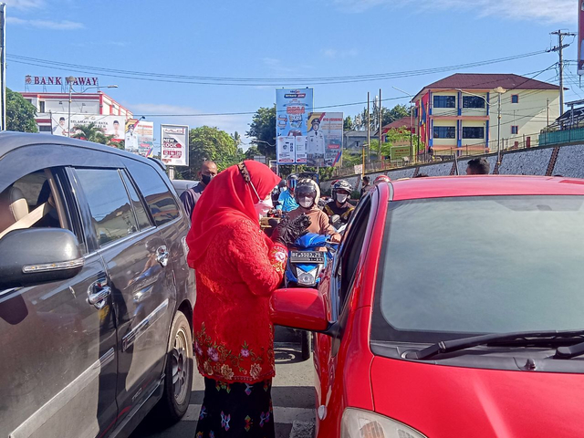 Wali Kota bersama Forkopimda membagikan masker kepada pengguna jalan usai mengikuti Upacara Peringatan Hari Lahir Pancasila secara virtual, Selasa (1/6) | Foto : Sidik Aryono/ Lampung Geh