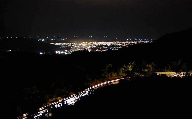 Ilustrasi. Panorama di Sitinjau Lauik Padang. Foto: travelingseru
