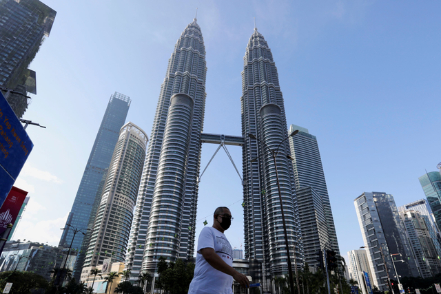 Suasana di depan Menara Kembar Petronas saat lockdown karena wabah COVID-19 di Kuala Lumpur, Malaysia Selasa (1/6). Foto: Lim Huey Teng/Reuters