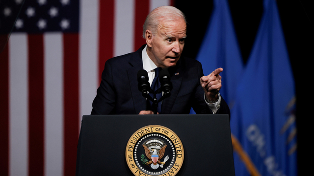Presiden AS Joe Biden berpidato saat peringatan seratus tahun pembantaian ras Tulsa di Pusat Kebudayaan Greenwood di Tulsa, Oklahoma, AS. Foto: Carlos Barria/Reuters