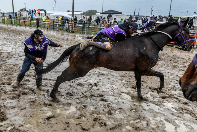Peserta menaiki kuda tanpa menggunakan pelana saat Indian Relay Horse Race di Osage County Fairgrounds, Pawhuska, Oklahoma, AS. Foto: Stephanie Keith/Reuters