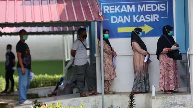 Keluarga pasien sedang antre swab antigen di RSUDZA Banda Aceh. Foto: Suparta/acehkini