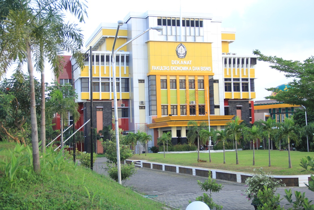 Gedung Dekanat Fakultas Ekonomi dan Bisnis Undip. Sumber: Flickr.com - International Office UNDIP Photo Collection