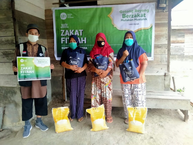 Bahagia Masyarakat Terima Paket Zakat Fitrah dan Fidyah IZI Sumatera Utara