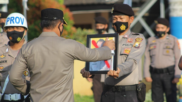 Upacara pemberhentian tidak dengan hormat (PDTH) salah seorang personel Polres Luwu Timur, Sulawesi Selatan. Foto: Dok. Polres Lutim