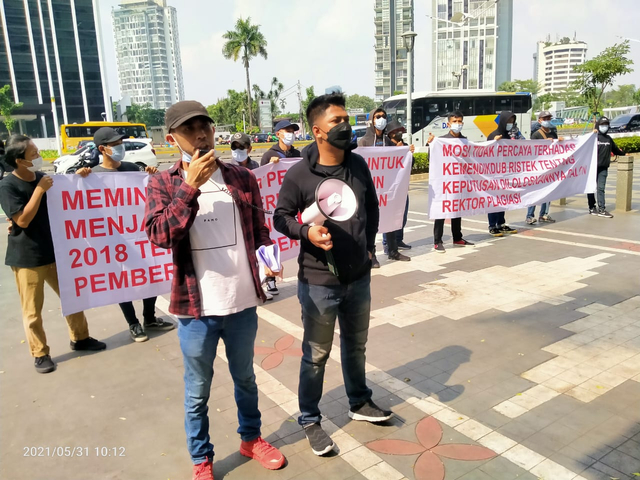 Massa dari Koalisi Pemuda Mahasiswa Anti Plagiasi, saat menggelar aksi demonstrasi di depan gedung Kemendikbud Ristek. Foto: Istimewa.