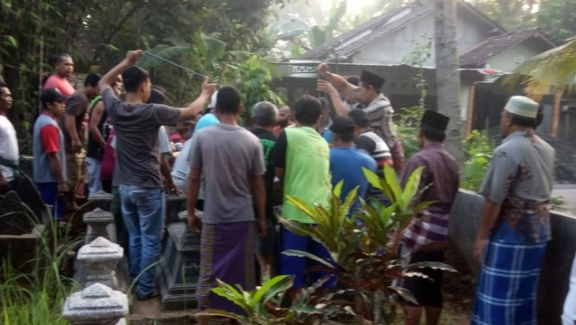 Sejumlah warga di Dusun Lopati, Desa Trimurti, Kecamatan Srandakan, Kabupaten Bantul nekat memakamkan jenazah pasien COVID-19 tanpa prosedur protokol kesehatan. Foto: Dok. Istimewa