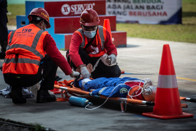 Peserta melakukan simulasi penyelamatan korban di Kantor Dinas Penanggulangan Kebakaran dan Penyelamatan Pemprov DKI Jakarta, Gambir, Jakarta, Rabu (2/6).  Foto: Aprillio Akbar/ANTARA FOTO