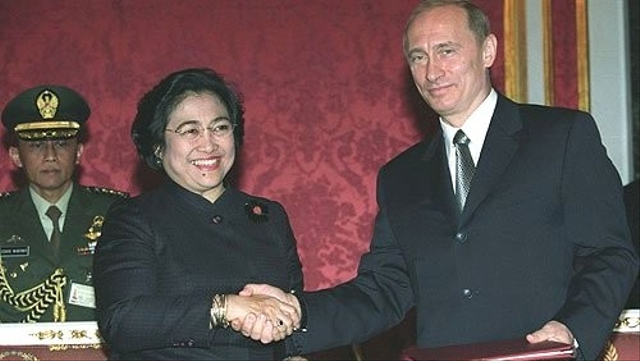 Presiden Vladimir Putin menerima Presiden Megawati di Kremlin, Rusia, pada 21 April 2003. Foto: Dok. kremlin.ru