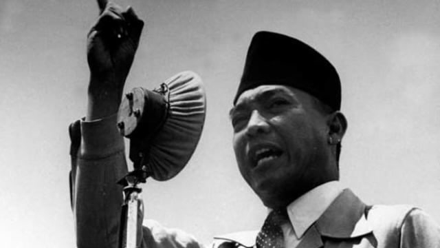 Potret Bung Karno yang mengeluarkan dekrit presiden. Sumber: Kemendikbud