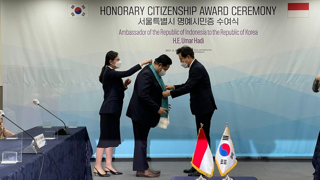 Dubes Umar Hadi dianugerahi warga kehormatan Kota Seoul. Foto: KBRI Seoul