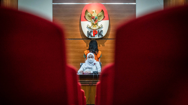 Wakil Ketua KPK Lili Pintauli Siregar berbicara dalam konpers penahanan tersangka Wadir PT Adonara Propertindo Anja Runtuwene  di Gedung KPK, Jakarta, Rabu (2/6/2021).  Foto: Aprillio Akbar/ANTARA FOTO